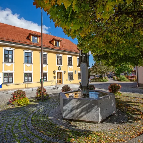 Rathaus mit Brunnen in Peiting